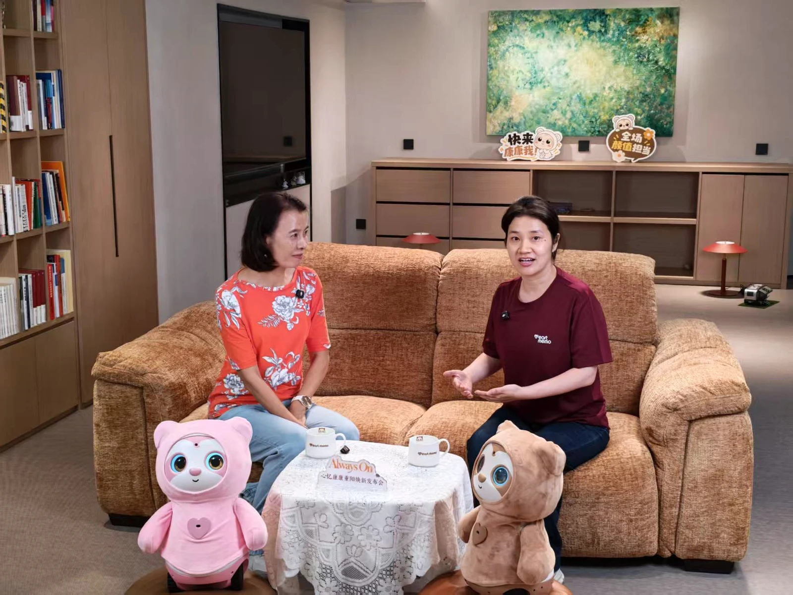 Lin Shuying, founder of the Aimili mutual-support group for families affected by dementia, and Dr. Zhou Honggui, Heartmemo’s emotional-computing architect, discuss real family needs.