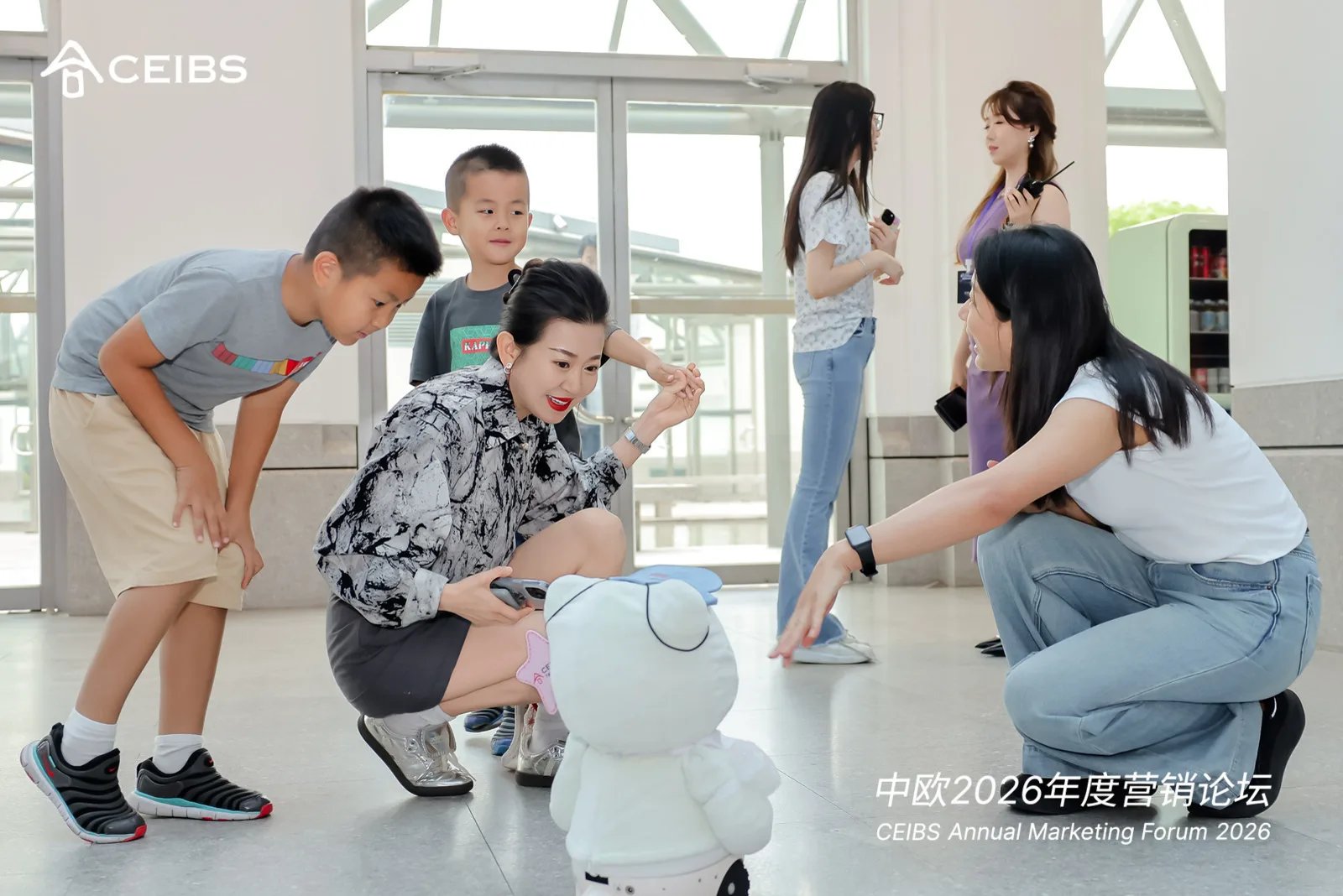 中欧营销论坛现场,孩子和来宾围着白色康康互动