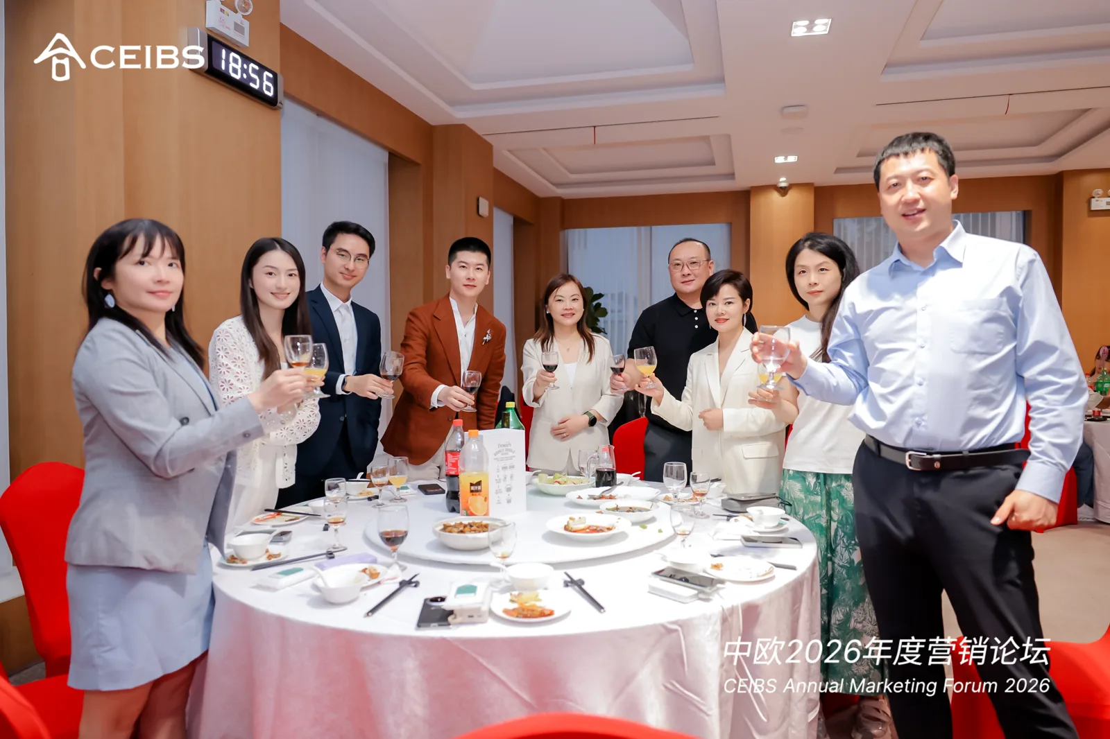 九人在中欧营销论坛餐叙现场举杯合影